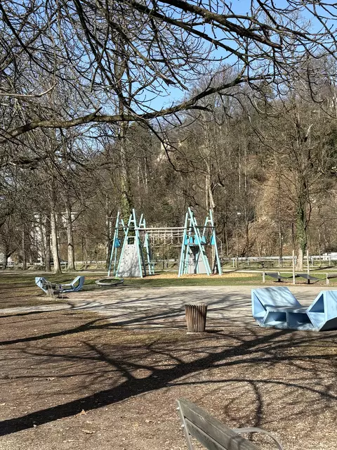 Rund 40 Stadtgärtner:innen sorgen für frühlingsfitte Grünanlagen: Klettergerüste auf Spielplätzen werden überprüft, Sand getauscht und Grünflächen gepflegt. | Foto: Lisa Gold