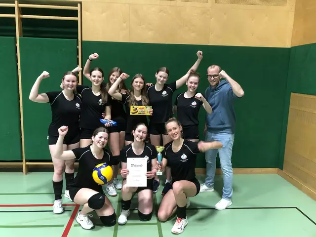 Nicole Höbart, Sophia Mayrhofer, Flora Artner (vorne), Anna Kurz, Lisa Grümeyer, Julia Fuchs, Sarah Scheidl, Hannah Redl, Leonie Prinz, Herbert Grulich (hinten). | Foto: privat