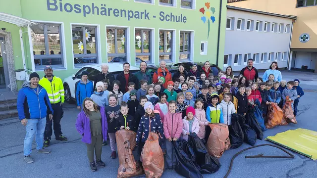 Schülerinnnen und Schüler der Volkschule (VS) Mauterndorf, Mitglieder der Kameradschaft Mauterndorf-Tweng sowie weitere fleißige helfende Hände machten auch 2025 einen Osterputz im Gemeindegebiet. Links im Bild: Kameraden-Obmann Christoph Eßl. Hinten rechts im Bild: Vizebgm. Christoph Dörr, Volkschuldirektorin Andrea Frischauf, | Foto: Sepp Gruber