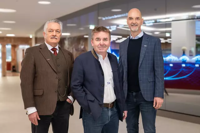 Baustoff-, Eisen- und Holzhandel
Führungstrio (v. l.): Gremialobmann-Stv. Udo Winter, Gremialobmann Josef Simmer, Gremialobmann-Stv. Friedrich Lenz | Foto: Röbl 