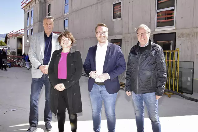 v.l.n.r.: Tigewosi-GF Franz Mariacher, Vizebgm. Julia Schmid, LH Stv. Philip Wohlgemuth und Bgm. Christian Margreiter bei der Firstfeier der neuen Bauten. | Foto: Tigewosi