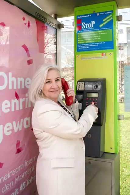Sozialstadträtin Andrea Brandner bei der Telefonzelle zum Gewaltpräventionsprojekt "StoP - Stadtteile ohne Partnergewalt" | Foto: Stadt Salzburg/Rocio Escabosa