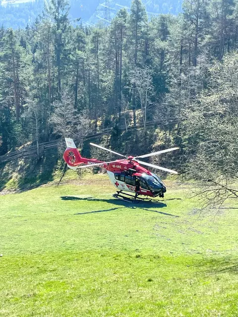 Die Praxisausbildung beinhaltet unter anderem den Personentransport im Hubschrauber, das richtige Ein- und Aussteigen, den Personentransport am Tau und Winde, Materialtransport, das richtige Aufstellen des Löschwasserbehälters im Gelände, das Einweisen per Hand und Funk, sowie eine technische Einschulung direkt am Hubschrauber.
 | Foto: Feuerwehr Flugdienst Ibk-Land