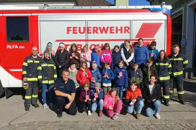 Die Volksschüler:innen lernten die Arbeit der Feuerwehr hautnah kennen. | Foto: FF Atzbach