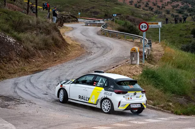 Luca Pröglhöf im Einsatz bei der Rallye Sierra Morena. | Foto: Opel Motorsport