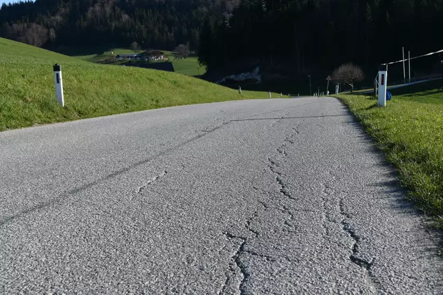 Die Sanierung von Straßen wird die Gemeinde weiterhin beschäftigen.  | Foto: Barbara Fluckinger