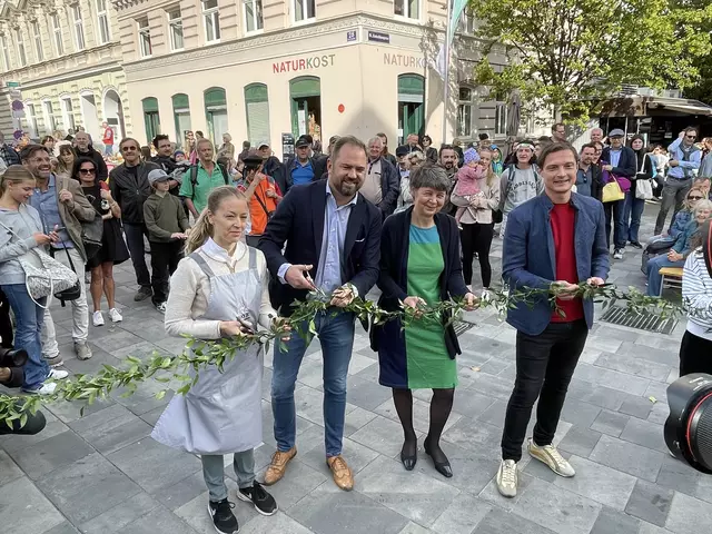 Gemeinsam hat man ein "grünes Band" als Eröffnungsakt durchschnitten. v.l.: Kutsckermarktsprecherin Ines Mayr (Mayr Delikatessen), Neos Wien-Marktsprecher Markus Ornig, Bezirksvorsteherin Silvia Nossek (Grüne), SPÖ Währing Klubchef Michael Trinko. | Foto: Johannes Reiterits
