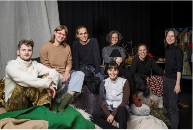 Berge flüstern laut, Vorproben zum Musiktheater für  Kinder (v.l.): Matteo Haitzmann (Musik), Franca Luisa Burandt (Performance), Jakob Boeckh (Szenografie),  Anne-Suse Enßle (Blockflöte &amp; Performance), Maria Leitgab (Dramaturgie), Ursula  Gessat (Leitung jung und jede*r) und Elli Neubert Regie) | Foto: Salzburger Festspiele