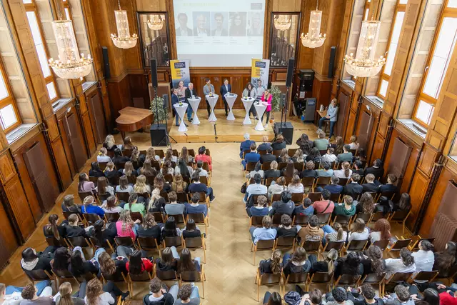 150 Schülerinnen und Schüler trugen fünf Politikerinnen und Politiker ihre Ideen für Wien vor. | Foto: Vienna Business Schoool/Harald Klemm