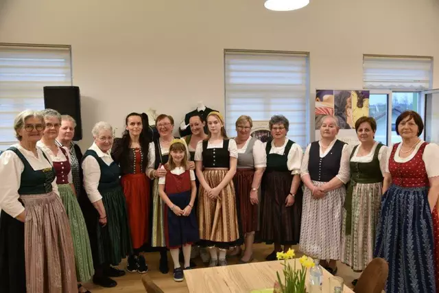 Die Goldhaubengruppe freut sich bereits auf die kommenden 50 Jahre. | Foto: Goldhauben Hohenzell