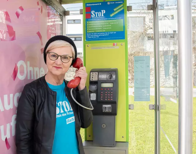 Maria Rösslhumer, Verein StoP, bei der Telefonzelle | Foto: Stadt Salzburg/Rocio Escabosa