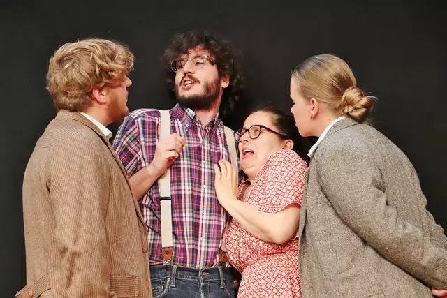 In der Wohnung nebenan passiert ein Frauenmord. Die Nachbarn (Franziska Grangl und Paul Bobik), sahen es kommen, schauten aber weg.  | Foto: Edith Ertl