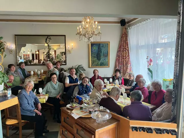 Geburtstagskind Irmtraud Aubrunner mit einer Abordnung des Seniorenbundes Aspang und Bürgermeisterin Doris Faustmann (ÖVP). | Foto: Irmtraud Aubrunner