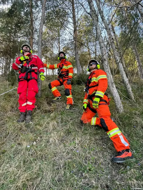 Die Praxisausbildung beinhaltet unter anderem den Personentransport im Hubschrauber, das richtige Ein- und Aussteigen, den Personentransport am Tau und Winde, Materialtransport, das richtige Aufstellen des Löschwasserbehälters im Gelände, das Einweisen per Hand und Funk, sowie eine technische Einschulung direkt am Hubschrauber.
 | Foto: Feuerwehr Flugdienst Ibk-Land