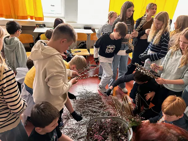 Palmbuschen binden im Gymnasium Kirchdorf | Foto: Trachtengruppe Kirchdorf