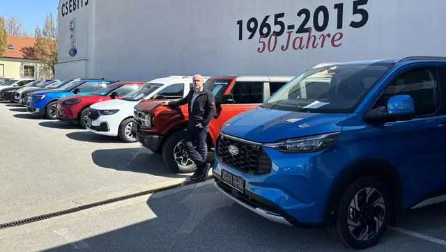 Gerald Csebits mit seinen Ford-Modellen.  | Foto: Bachhofner