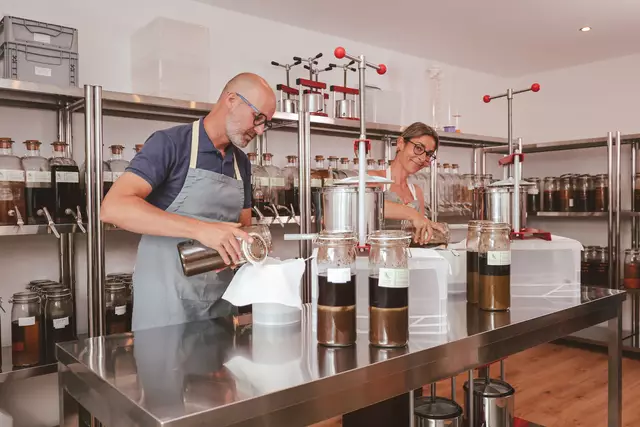 In sorgsamer Handarbeit werden aus Beeren, Wurzeln und Kräuter hochwertige Essenzen, Tinkturen und Körperöle hergestellt. | Foto: Kräuterwerkstatt Kärnten