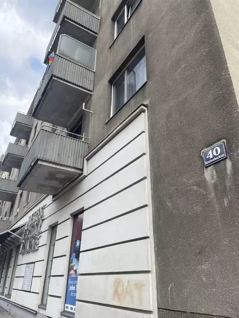 Die Fassade wird saniert. Das bringt für die Bewohnerinnen und Bewohner Vorteile, indem die Heizkosten reduziert werden sollen.  | Foto: Laura Rieger/MeinBezirk