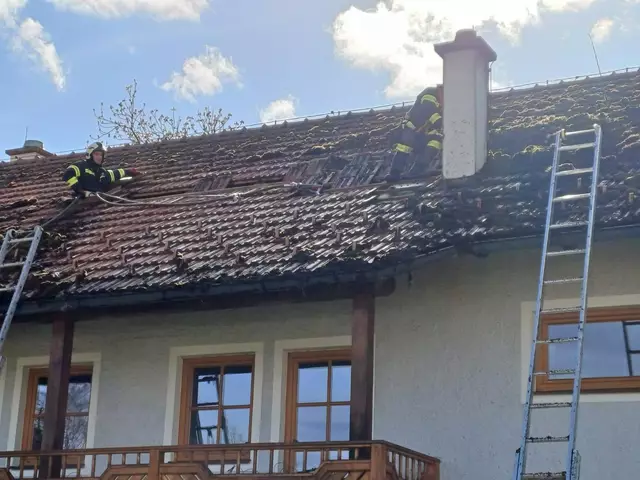 Um die Lage zu überprüfen, musste ein kleiner Teil des Daches abgedeckt werden. | Foto: FF Lohnsburg
