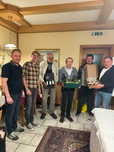 Freude über die Siege des Abends: Obmann-Stv. Daniel Koschir, Obmann Lukas Fabian, Franz Isak, Fritz Wölkart, Obmann-Stv. Ernst Freidl und Franz Herk (v.l.). | Foto: MMK Bad Gams