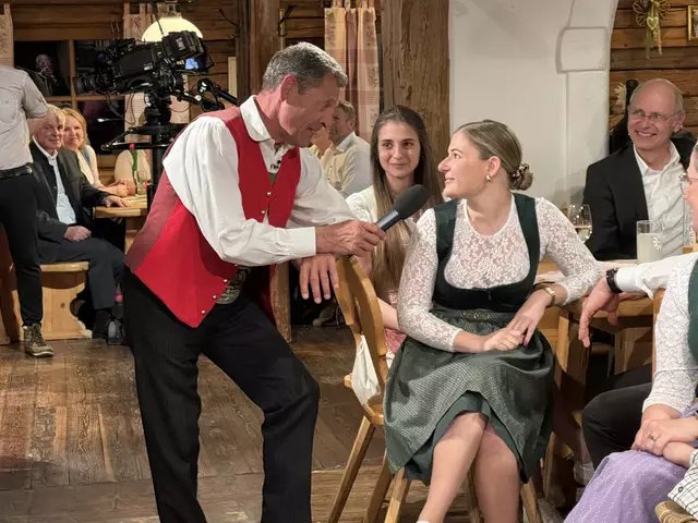 Moderator Franz Posch führte in gewohnter Manier durch die Sendung. | Foto: TVB Region St. Johann