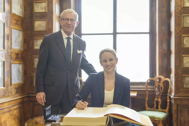 Die Stadt-Salzburgerin Michaela Schmidt ist in der neuen Bundesregierung als Staatssekretärin für Kunst, Kultur, öffentlichen Dienst und Sport dem gleichnamigen Bundesministerium von Vizekanzler Andreas Babler zugeteilt. Am 31. März 2025 absolvierte sie ihren Antrittsbesuch bei Landeshauptmann Wilfried Haslauer. Im Bild: Landeshauptmann Wilfried Haslauer mit Staatssekretärin Michaela Schmidt beim Gästebuch-Eintrag im Kupferstichkabinett im Chiemseehof; Stadt Salzburg, 31.3.2025 | Foto: Land Salzburg/Neumayr/Leopold