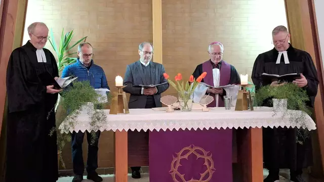 Zur Agape versammelt: Pfarrer in Pension Günter Battenberg, Peter Haslewanter, Pfarrer Franz Kronister, Weihbischof Anton Leichtfried und Pfarrer David Zezula | Foto: Werner Stritar