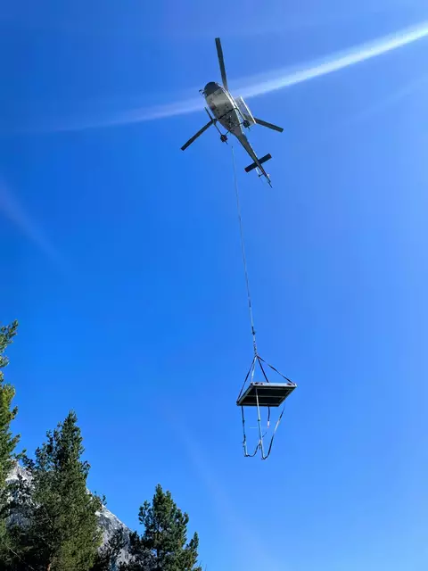 Die Praxisausbildung beinhaltet unter anderem den Personentransport im Hubschrauber, das richtige Ein- und Aussteigen, den Personentransport am Tau und Winde, Materialtransport, das richtige Aufstellen des Löschwasserbehälters im Gelände, das Einweisen per Hand und Funk, sowie eine technische Einschulung direkt am Hubschrauber.
 | Foto: Feuerwehr Flugdienst Ibk-Land