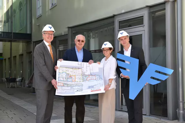 Regionaldirektor Martin Heilinger, Architekt Roland Nemetz, Bürgermeisterin Carmen Jeitler-Cincelli und Filialleiter Markus Kainz freuen sich auf einen erfolgreichen Umbau der Volksbank in Baden. | Foto: Preineder