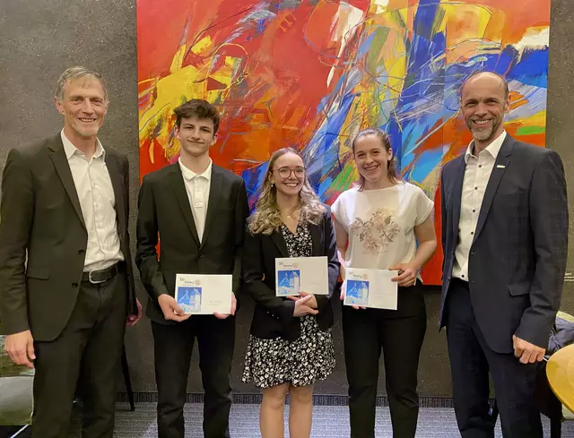 Von links: Elmar Fiechter-Alber (Direktor Paulinum), Felix Brüggl, Lena Dengg, Magdalena Vorhofer und Rotary-Präsident Franz Mair (nicht am Bild Anna Spielmann).