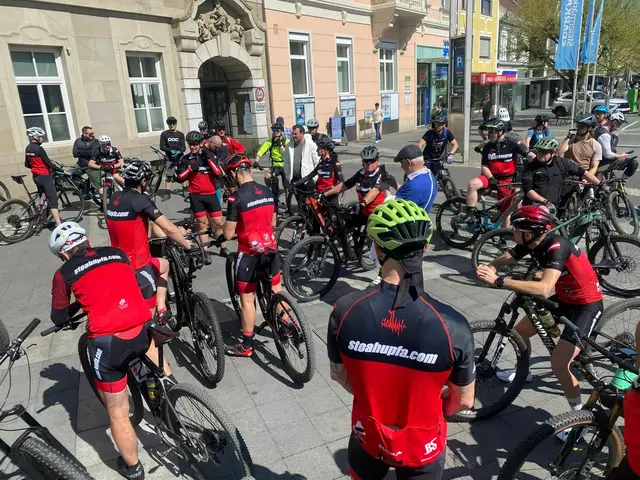Rund 50 Bikerinnen und Biker eröffneten gemeinsam mit dem BC "Stoahupfa" die Bikesaison 2025. | Foto: BC Stoahupfa