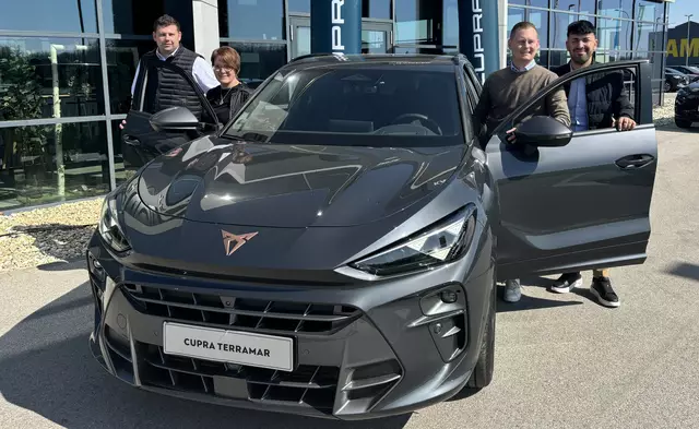 Amir Jakupovits, Nicole Kamper, Oliver Bankel und Arian Zeweri mit dem neuen Cupra Terramar. | Foto: Bachhofner
