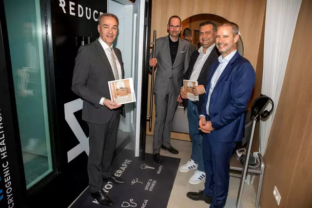 Landesrat Leonhard Schneemann, Franz Niederl, Ärztlicher Leiter des Reduce Gesundheitsresort Bad Tatzmannsdorf, Bürgermeister Stefan Laimer und Vorstandsdirektor Andreas Leitner (Reduce Gesundheitsresort Bad Tatzmannsdorf) (v.l.) besichtigten die neue Kältekammer. | Foto: Landesmedienservice