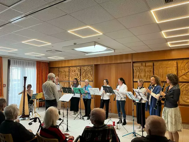 Das Klarinettenensemble LaBANDA unter der Leitung von Georg Riedl sowie Emilia Schanda an der Harfe. | Foto: PBZ Klosterneuburg