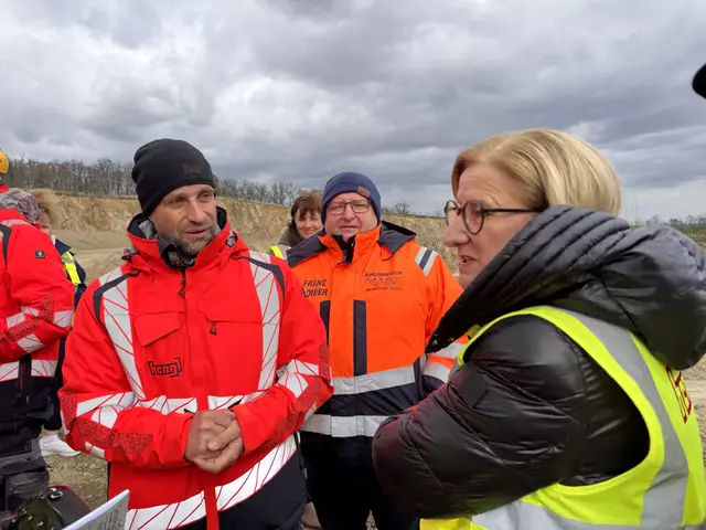 Beeindruckt vom Engagement: Mikl-Leitner im Gespräch mit der Firmenleitung zu Kreislaufwirtschaft und Umweltschutz. | Foto: Alexandra Goll