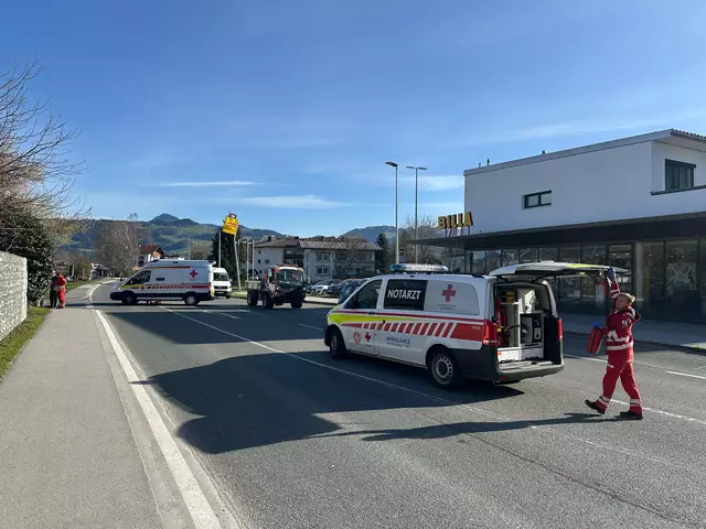 In Ebbs kam es zu einem Zusammenstoß zwischen einem Pkw und einer E-Bikerin, wobei die 65-jährige Frau schwer verletzt wurde. | Foto: Zoom.Tirol