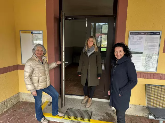 Michaela Walla (ÖVP-Bgm. Warth), Joana Rennhofer (ÖBB), Waltraud Ungersböck (ÖVP-Bgm. Scheiblingkirchen-Ternberg) | Foto: ÖBB/Philipp Kienegger