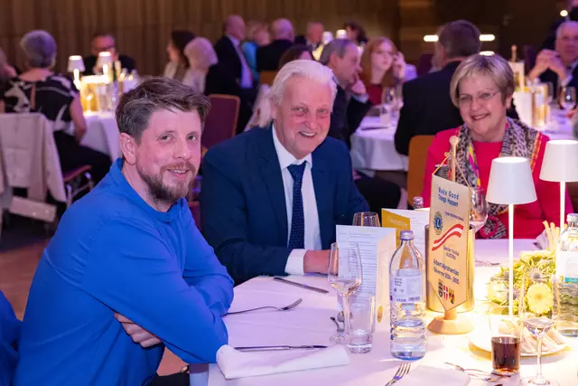 Komplexitätsforscher Peter Klimek am Tisch mit Bürgermeister Alfred und Elfriede Babinsky  | Foto: Alexander PAUL