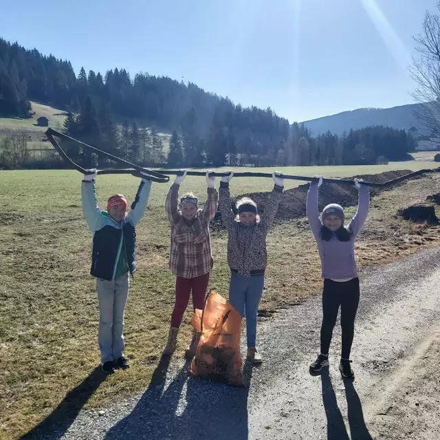 Schüler der Volkschule (VS) Mauterndorf beim Osterputz 2025 im Gemeindegebiet. | Foto: Christoph Dörr