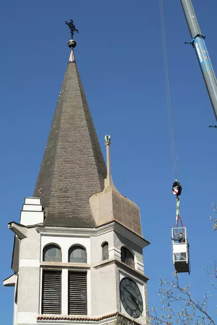 Frisch renoviert thront das neue Kreuz der evangelischen Kirche auf der Kirchturmspitze. | Foto: Herman Maier
