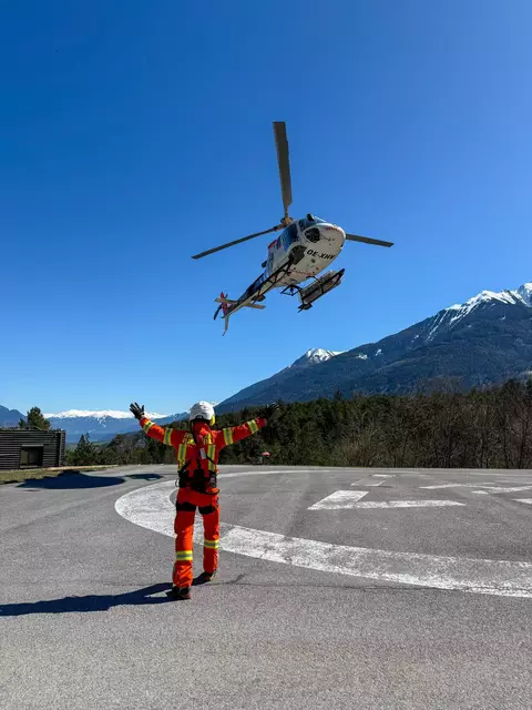 Die Praxisausbildung beinhaltet unter anderem den Personentransport im Hubschrauber, das richtige Ein- und Aussteigen, den Personentransport am Tau und Winde, Materialtransport, das richtige Aufstellen des Löschwasserbehälters im Gelände, das Einweisen per Hand und Funk, sowie eine technische Einschulung direkt am Hubschrauber.
 | Foto: Feuerwehr Flugdienst Ibk-Land