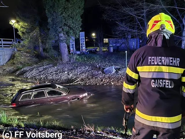 Das sah wild aus: Ein Fahrzeug stürzte in die Teigitsch, der Lenker konnte sich selbst befreien. | Foto: FF Voitsberg