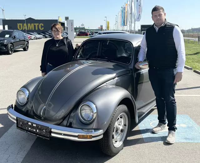 Nicole Kamper und Amir Jakupovits mit dem topgepflegten VW-Käfer der Familie Kamper. | Foto: Bachhofner