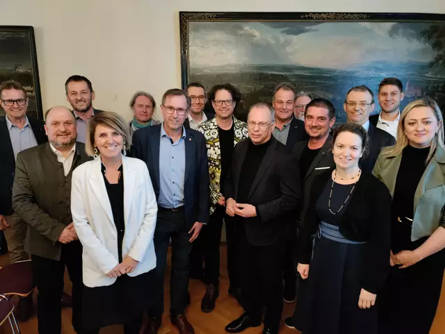 Im Bild von links: Karl Kollingbaum (Bgm. Asten), Bernd Schützeneder (St. Florian), Karl Mayr (Wolfern), Daniela Zeiner (TIC Steyr), Christian Ensthaler (Powerregion-Verbandsmitglied), Christian Deleja-Hotko (Enns), Markus Vogl (Steyr), Roland Gruber (nonconform), Christian Kolarik (Kronstorf), Johannes Kampenhuber (Dietach), Harald Pramhaas (Powerregion-Verbandsmitglied), Christoph Lichtenauer (Hargelsberg), Sabrina Popp (RMOÖ), Alois Aigner (RMOÖ), Simon Asanger (Business Upper Austria), Alexandra Puchner (Business Upper Austria) | Foto: TIC Steyr
