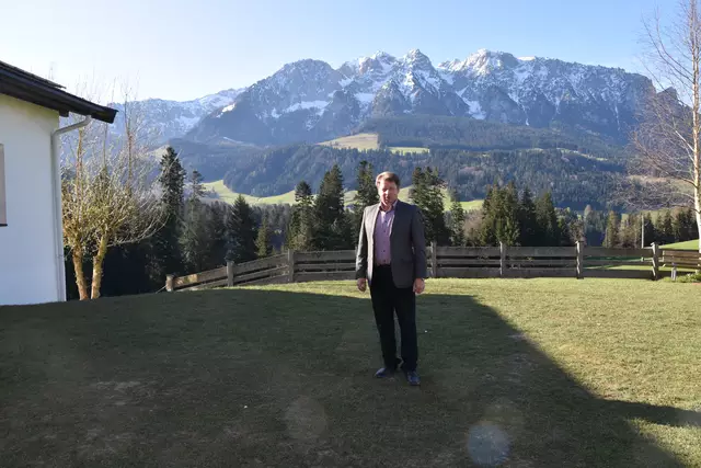 Bgm. Georg Kitzbichler freut sich auf die Umsetzung des neuen Turnsaals bei der Volksschule Rettenschöss, der an dieser Stelle unterirdisch gebaut wird. | Foto: Barbara Fluckinger