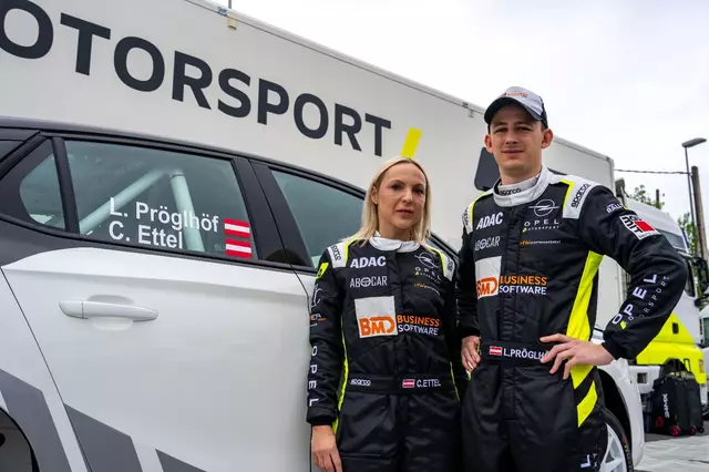 Luca Pröglhöf und Co-Pilotin Christina Ettel. | Foto: Opel Motorsport