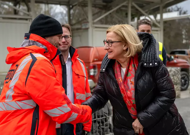 Landeshauptfrau Johanna Mikl-Leitner beim Besuch der Hengl-Gruppe in Limberg. | Foto: NLK Pfeffer