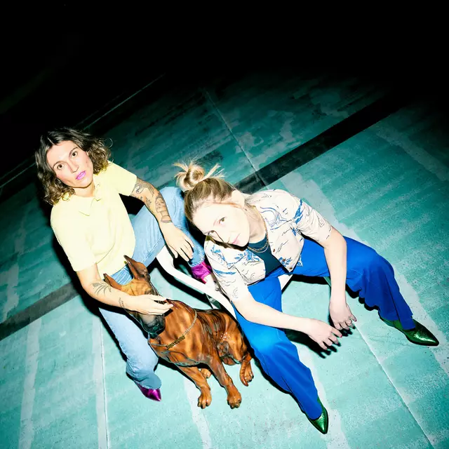 Am Samstag kuratiert das Linzer DJ-Kollektiv Caorli den Daytime Club im Innenhof der Kunstuni. Unter dem Titel "Love Paradise" haben sich Klara und Carina spannende Gästinnen eingeladen. | Foto: Belinda Thaler