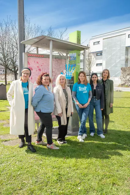 „StoP“-Aufkleber an einer Telefonzelle
v.l.: Maria Rösslhumer, Verein StoP; Doris Wlczek Spanring, StoP Stadt Salzburg; Sylvia Neureiter, StoP Aigen&amp; Parsch; Elif Ceviz, Leiterin Internationales Jugendzentrum Get2gether; Antje Kindler-Koch, Diakoniewerk Bewohnerservice Leitung -Stadtteil- und Quartierarbeit Diakoniewerk | Foto: Stadt Salzburg/Rocio Escabosa