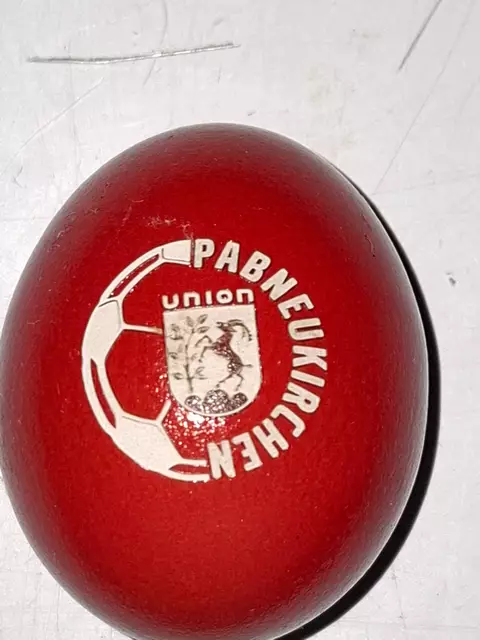 Ostereier mit Laser-Gravur von Max Prandstätter für die Sektion Fußball der SU Pabneukirchen.  | Foto: Rober Zinterhof